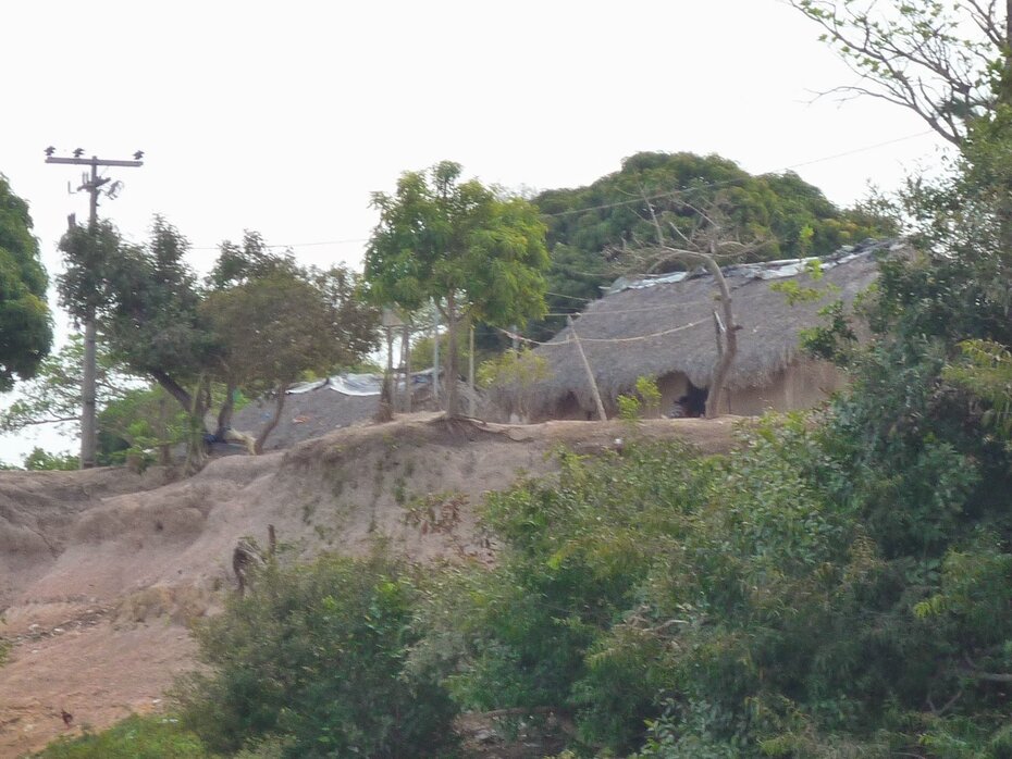 casa de sopapo dos índios, às margens de um rio que esta secando devido à agricultura 