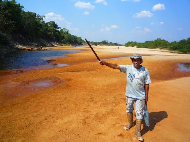 Seu Raimundo à beira do rio onde nadamos com o golfinho