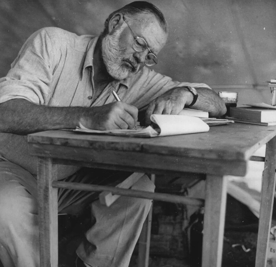 Ernest hemingway escrevendo um de seus livros